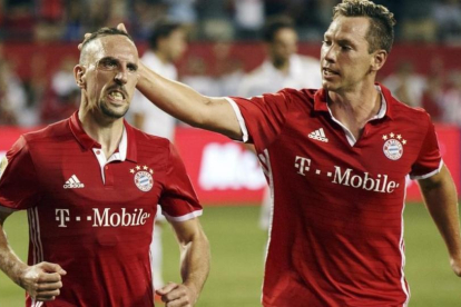 Franck Ribéry, a la izquierda, celebra un gol ante el Milan en el amistoso de este jueves en Chicago.-EFE / JOHN GRESS