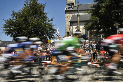 Los ciclistas del Tour durante la sexta etapa. /-MARCO BERTORELLO (AFP)