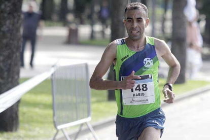 Habib Zahraoui marca el ritmo en cabeza de carrera durante un momento de la competición.-SANTI OTERO