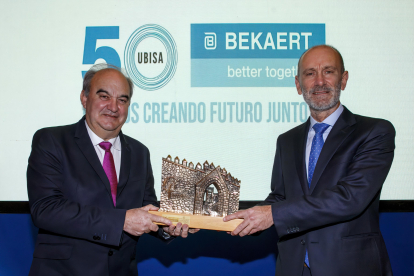 Andrés Hernando entrega el premio a Gustavo Lorenzo, director de Ubisa. TOMÁS ALONSO