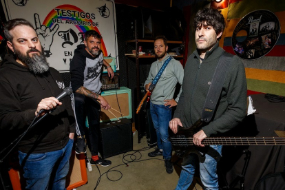 David Oter (voz), Samu Arnáiz (batería), Álvaro Ahita (guitarra) y Jesús Urizarna ‘Pitu’; en el local de ensayo para preparar el próximo concierto de Perrosdepaja. SANTI OTERO