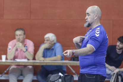 Rodrigo Escudero se dirige a sus jugadores en un partido reciente.-SANTI OTERO