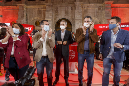 Peña. Tudanca, Rodríguez Zapatero, Sánchez y De la Rosa en  el acto de campaña celebrado en el Monasterio de San Juan. SANTI OTERO