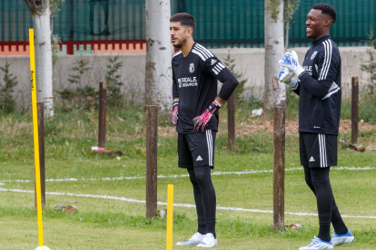 Dani Barrio y Loïc Badiashile, durante un entrenamiento en La Deportiva. SANTI OTERO