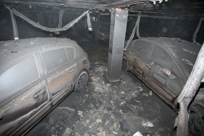 Imagen de dos vehículos afectados por el incendio del garaje. TOMÁS ALONSO