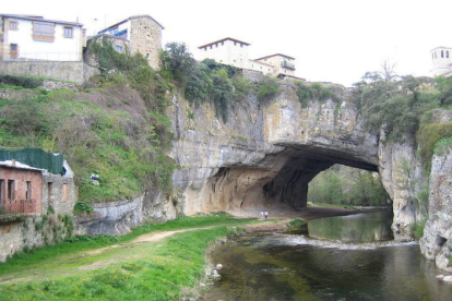 Puente de piedra natural, creado por el río Nela, de Puentedey. ECB