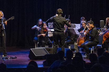 Christina Rosenvinge compartió el escenario de Cultural Cordón con doce instrumentistas de la Josbu y su batuta.-Israel L. Murillo