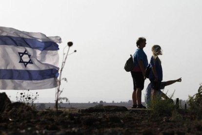 Ciudadanos israelís , en la colina Tal Saki, en los Altos del Golán.-JALAA MAREY (AP)