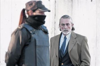 Francisco Correa, al llegar al juicio de la 'Gürtel' en la Audiencia Nacional, en San Fernando de Henares.-JUAN MANUEL PRATS