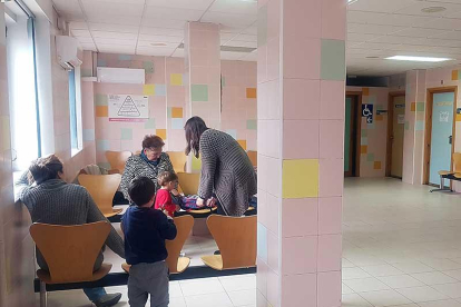 Los padres se muestran muy preocupados ante el déficit de pediatras.-L. V.