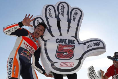 Marc Márquez (Honda) celebra su quinto título mundial en Cheste (Valencia).