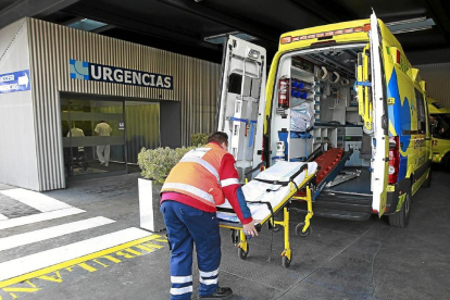 Imagen de archivo del acceso al  servicio de Urgencias de un hospital público de Castilla y León.-J. M. LOSTAU