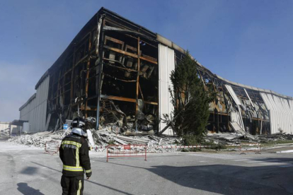 Los bomberos de Burgos todavía mantienen la vigilancia en la sede de Campofrío de La Bureba.-RAÚL G. OCHOA