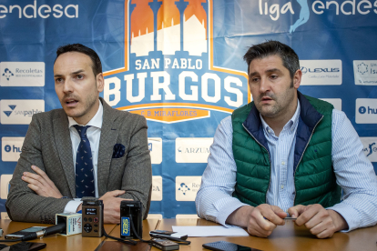 Félix Sancho -presidente del San Pablo Burgos- y Albano Martínez -gerente y director deportivo-, durante su comparecencia de ayer en la sede del club. S. OTERO