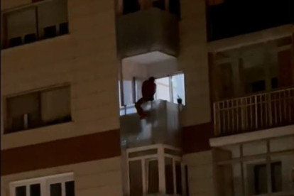 La persona atendida llegó a encaramarse encima de la barandilla de su balcón. ECB