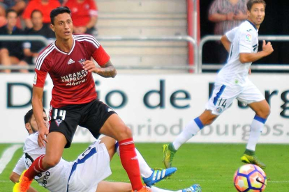 Maikel Mesa gana la partida a su par durante un partido-JOSÉ ESTEBAN EGURROLA