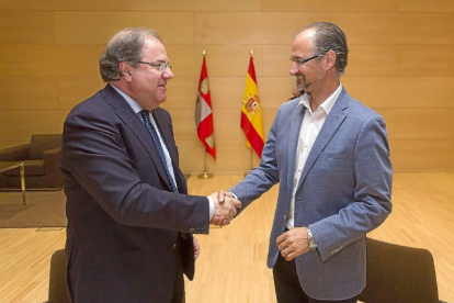 Herrera y Fuentes estrechan la mano, tras el pacto.-Pablo Requejo