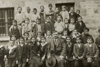 Alumnos de una escuela burgalesa a principios del siglo XX junto a su maestro. ECB