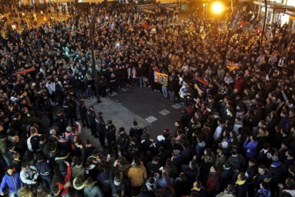 La afición del Valencia explota contra el propietario del club tras la bochornosa derrota ante el Celta por 1-4.-EFE / MANUEL BRUQUE