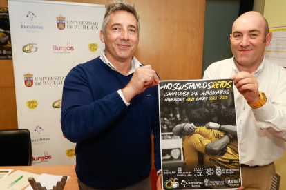 Miguel Ángel Manso y Manuel Vadillo, directivo y presidente del Aparejadores RC, posan con el cartel de la campaña de socios. TOMÁS ALONSO