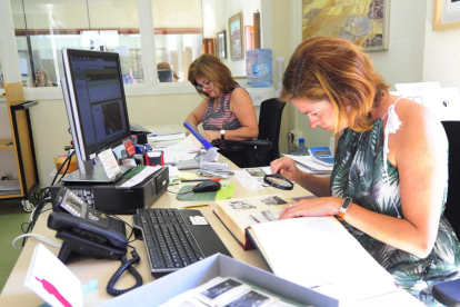 Dos trabajadoras del archivo organizan unos documentos.-ISRAEL L. MURILLO