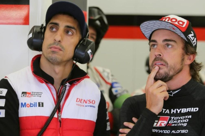 Sebastien Buemi y Fernando Alonso, grandes protagonistas en el triunfo de hoy de Toyota en Silverstone. /-EFE