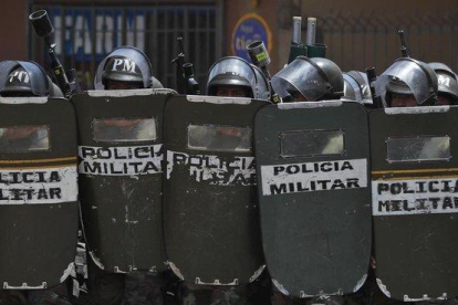 La policía militar desplegada en Cochabamba.-(AP PHOTO JUAN KARITA)
