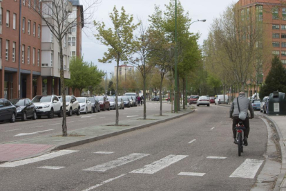 La acera de la derecha de la calle Obdulio Fernández recuperará plazas de aparcamiento en julio.-RAÚL OCHOA