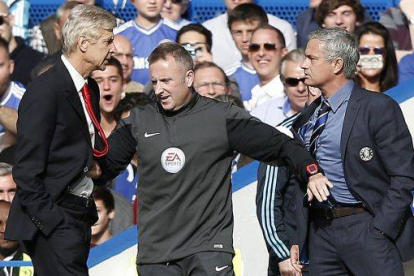 El técnico del Arsenal aparta con dureza al del Chelsea, durante el partido que ha enfrentado a ambos equipos.-Foto: AFP