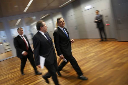 Mario Draghi llega a la rueda de prensa para anunciar medidas de apoyo a Grecia.-Foto: K. P./ REUTERS