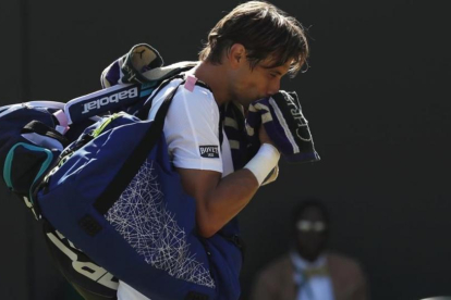 David Ferrer abandona la pista cabizbajo.-AP / KIRSTY WIGGLESWORTH