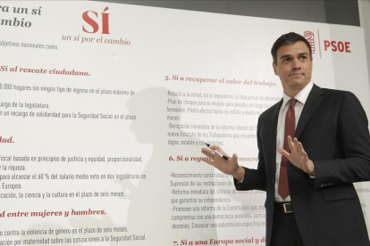 El secretario general del PSOE, Pedro Sánchez, en la presentación de algunas de sus medidas estrella.-JOSÉ LUIS ROCA