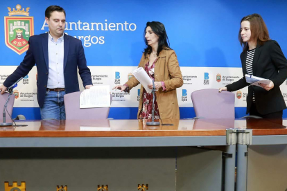 Daniel de la Rosa (PSOE), Gloria Bañeres (Ciudadanos) y Eva de Ara (Imagina) ayer en la comparecencia conjunta.-Raúl Ochoa