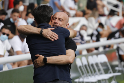 Calero y Pacheta se abrazan efusivamente en el partido de ida entre el Burgos y el Real Valladolid la temporada pasada. SANTI OTERO