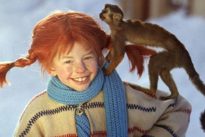 La pelirroja Pippi Calzaslargas, protagonista de la serie que lleva su nombre, con su mono señor Nilsson.-