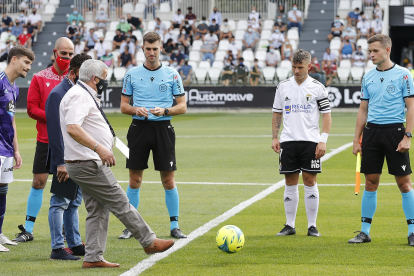 Saque de honor en el partido entre el Burgos CF y el Real Valladolid de la temporada pasada en el Plantío. SANTI OTERO