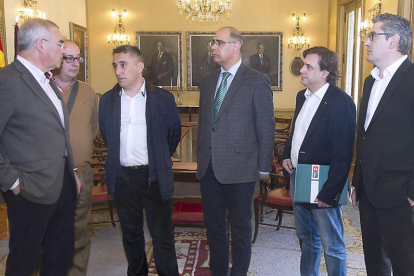 Los representantes sindicales expusieron ayer sus planteamientos en la Diputación Provincial.-ISRAEL L. MURILLO
