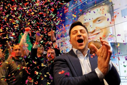 Zelensky celebrando su victoria.-EFE / STEPAN FRANKO