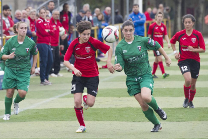 Martita persigue un balón junto a una jugadora rival, ayer, en el José Manuel Sedano.-ISRAEL L. MURILLO
