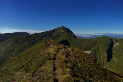 La cima de Castro Valnera es la meta de un recorrido que aspira a convertirse en referente turístico para la provincia.-A.F.I.
