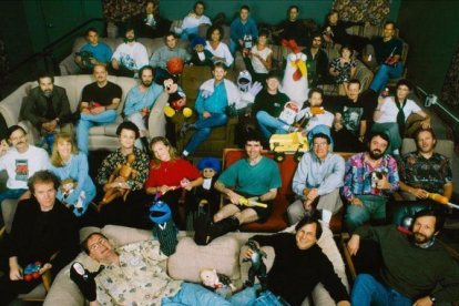 Directivos y empleados de Pixar en 1995. Abajo, John Lasseter y Steve Jobs. Sobre ellos, con la pierna entablillada, Lawrence Levy.-EL PERIÓDICO
