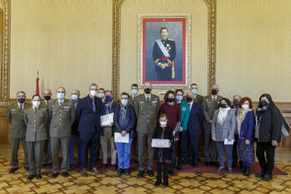 Asociaciones y premiados en una foto de familia con miembros del Ejército. SANTI OTERO