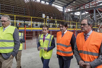 El consejero de Fomento y Medio Ambiente, Juan Carlos Suárez-Quiñones (segundo por la izquierda), visitó ayer las instalaciones de Kronospan en Burgos.-SANTI OTERO