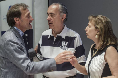 Alberto Gómez Barahona charla con Luis Alberto de Cuenca y Pilar Celma en la clausura ayer del Congreso.-SANTI OTERO