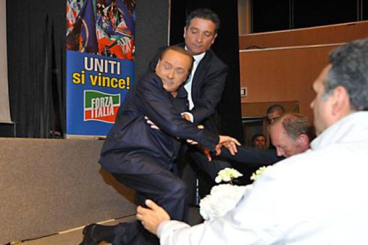 La caída de Berlusconi en un mítin.-
