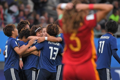 Pujadas se lamenta mientras la japonesa Miyazawa celebra su gol en la final del Mundial sub-20.-LOIC VENANCE (AFP)