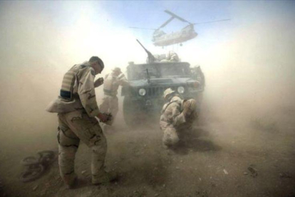 Soldados americanos en Afganistán, durante una operación realizada en el 2004.-AP / DAVID P. GILKEY