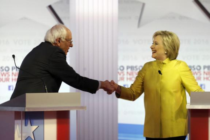 Bernie Sanders y Hillary Clinton se saludan al final del debate demócrata, el jueves en Milwaukee.-AP / MORRY GASH