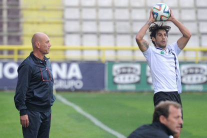 Castaños observa la disposición de sus jugadores mientras Andrés pone el balón en juego.-ISRAEL L. MURILLO