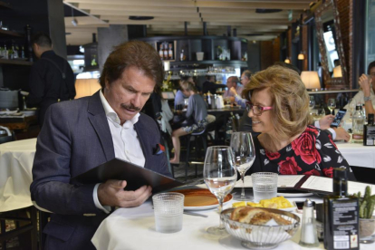 María Teresa Campos y su pareja, Edmundo Arrocet, en un momento del programa 'Las Campos'.-MEDIASET